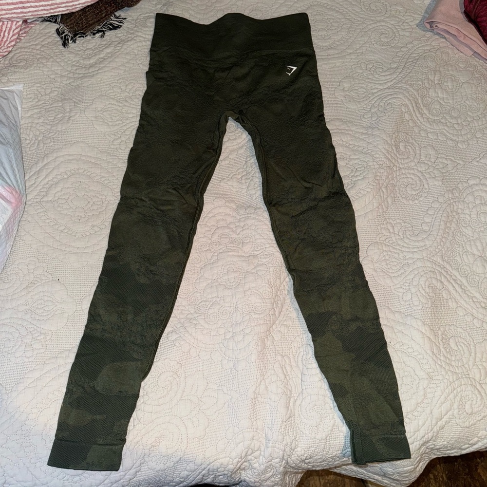 GYMSHARK- ADAPT CAMO SEAMLESS- MOSS OLIVE/ CORE OLIVE- Size Medium